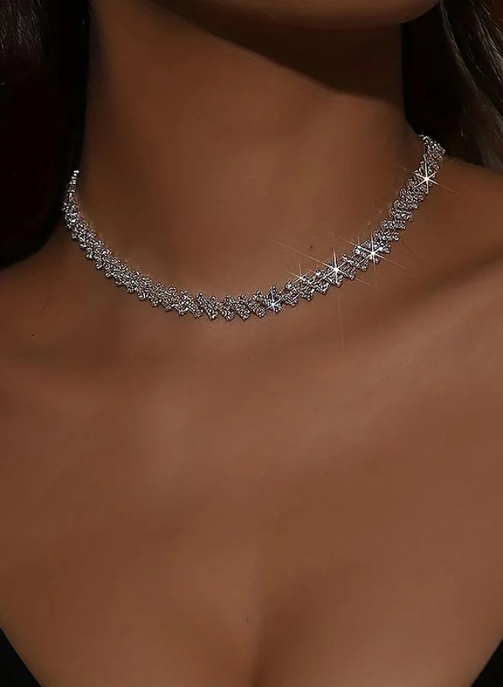 عقد فضي مزين بالوصلات